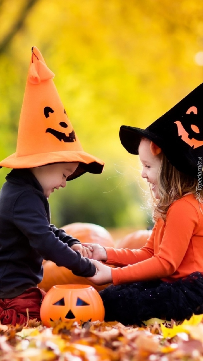 Dzieci bawiące się w Halloween