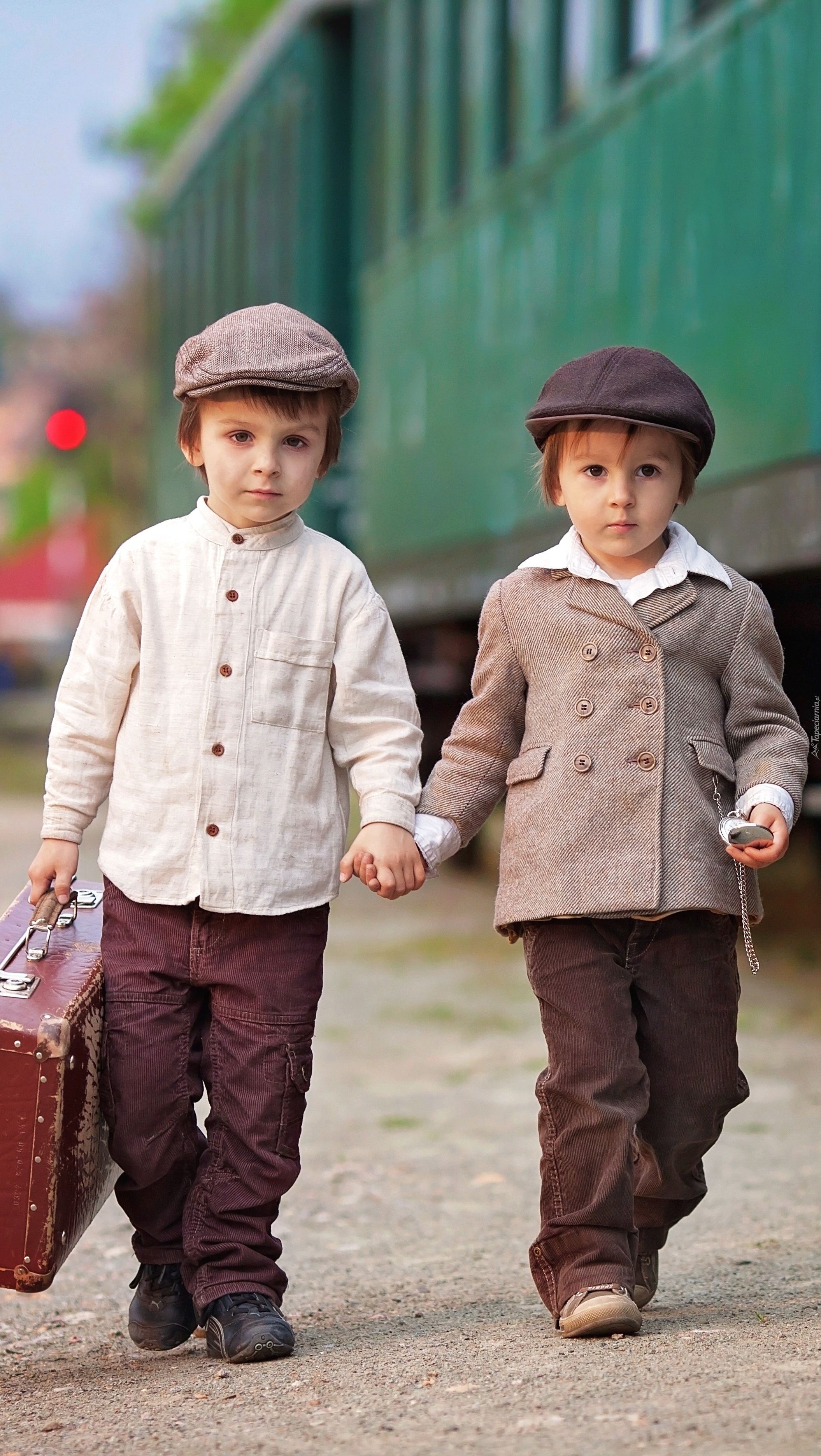 Dzieci w drodze do pociągu