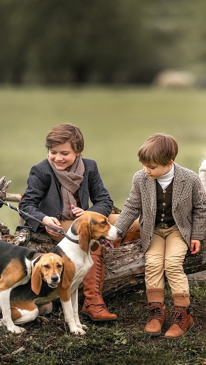 Dzieci z psami rasy beagle