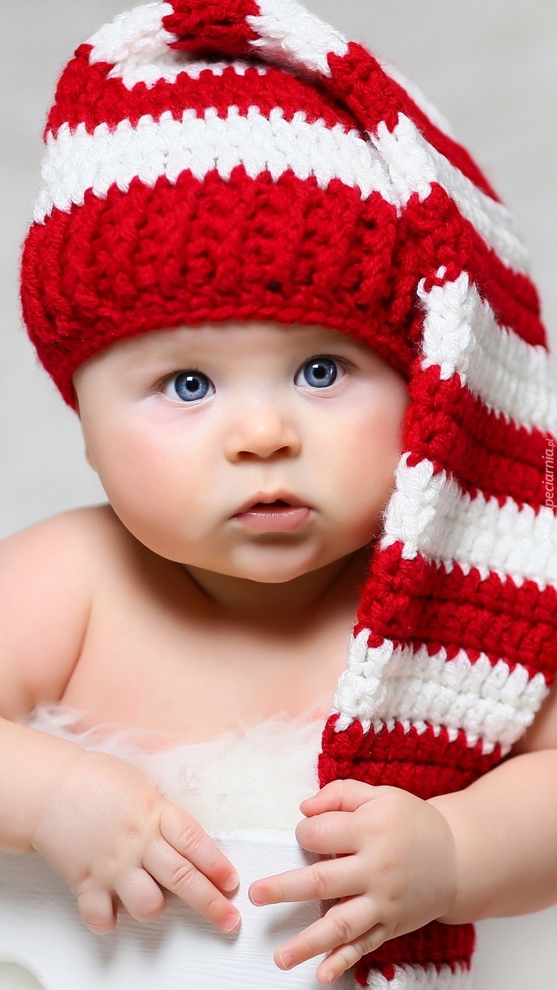 Dziecko w biało-czerwonej czapce