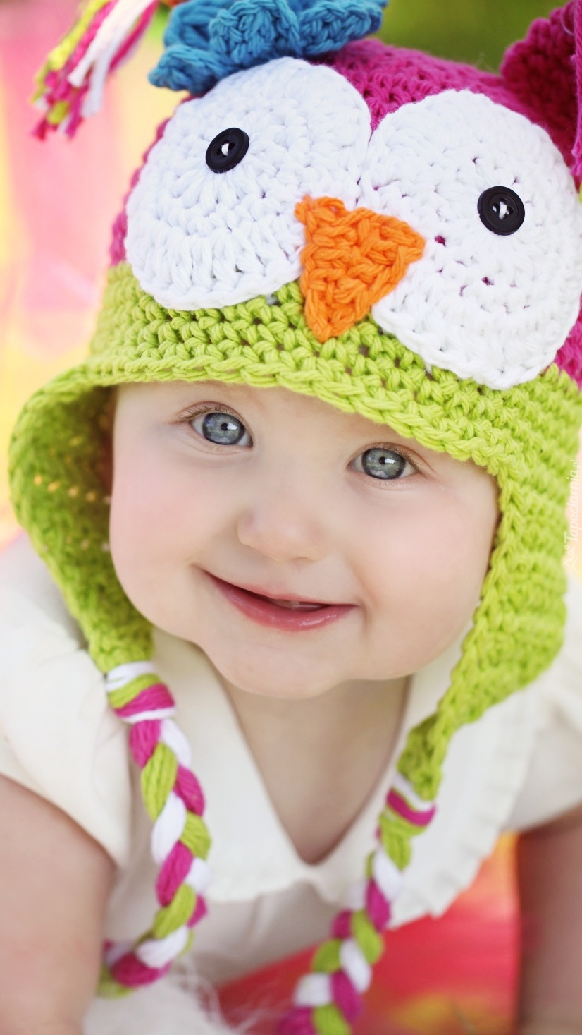 Dziecko w kolorowej czapeczce