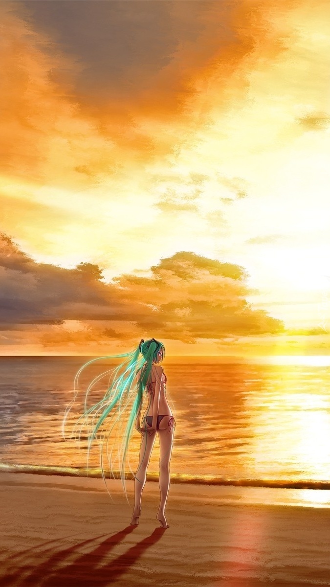 Dziewczyna nad brzegiem morza o zachodzie słońca