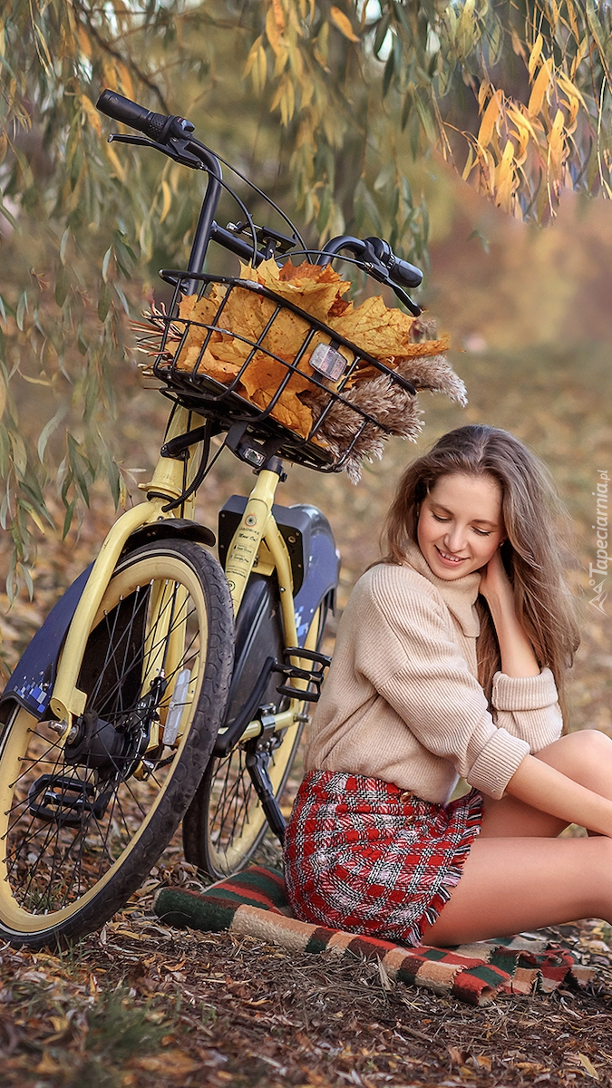 Dziewczyna obok roweru