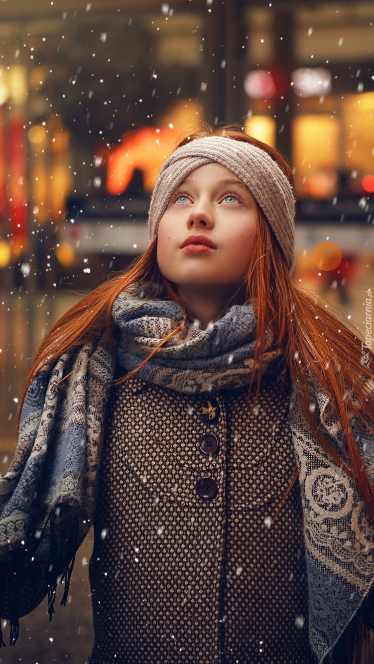 Dziewczyna spoglądająca na padający śnieg