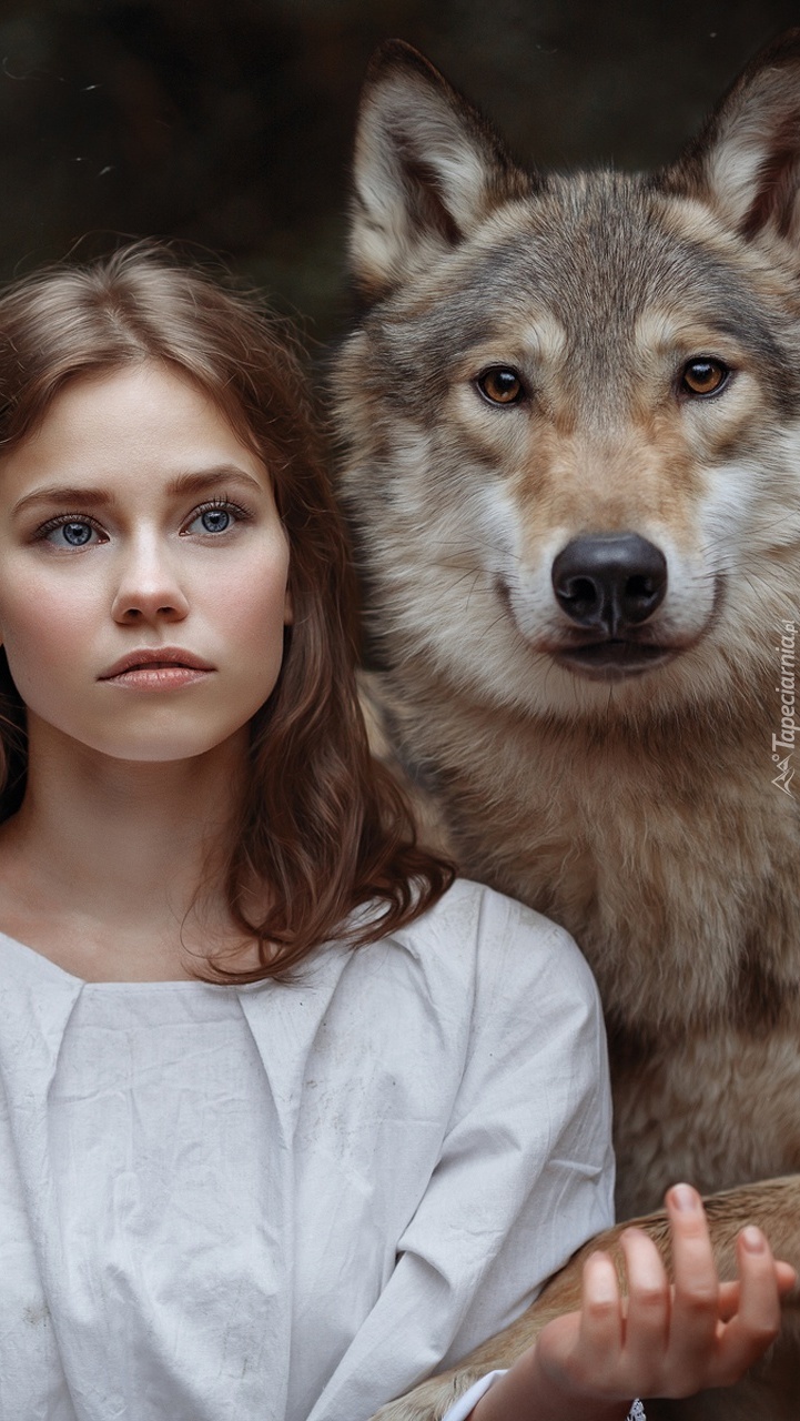 Dziewczyna trzymająca łapę wilka - Tapeta na telefon