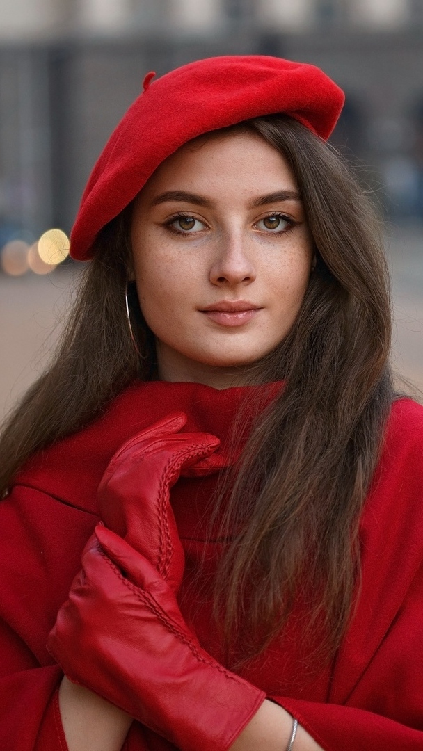 Dziewczyna w czerwonym płaszczu i berecie