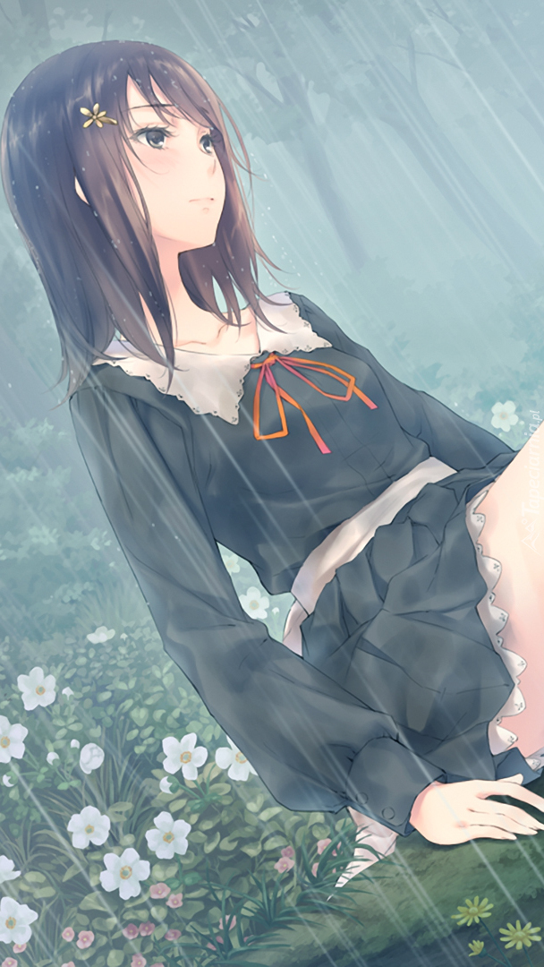 Dziewczyna w deszczu na polanie