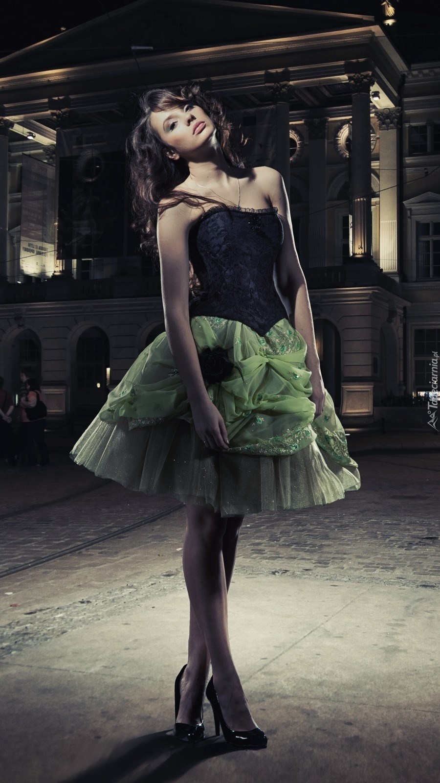Dziewczyna w sukience nocą na ulicy