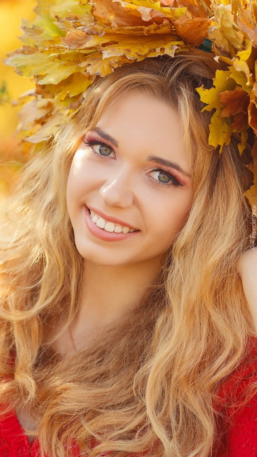 Dziewczyna  w wianku z jesiennych liści