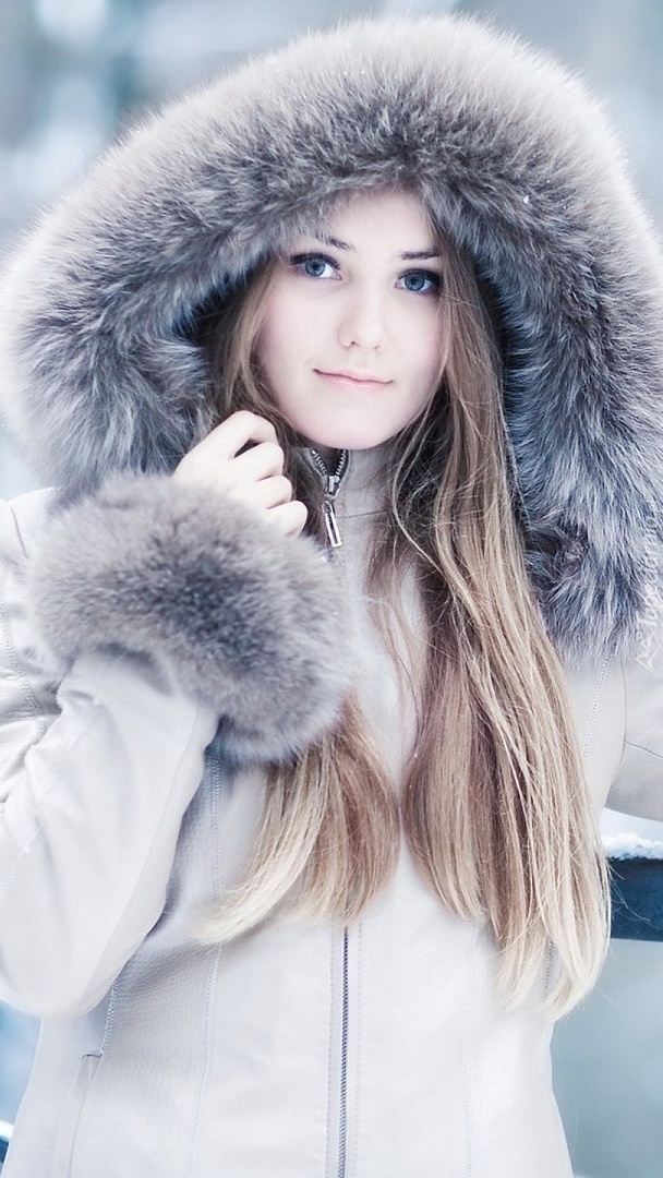 Dziewczyna w zimowym płaszczu z kapturem