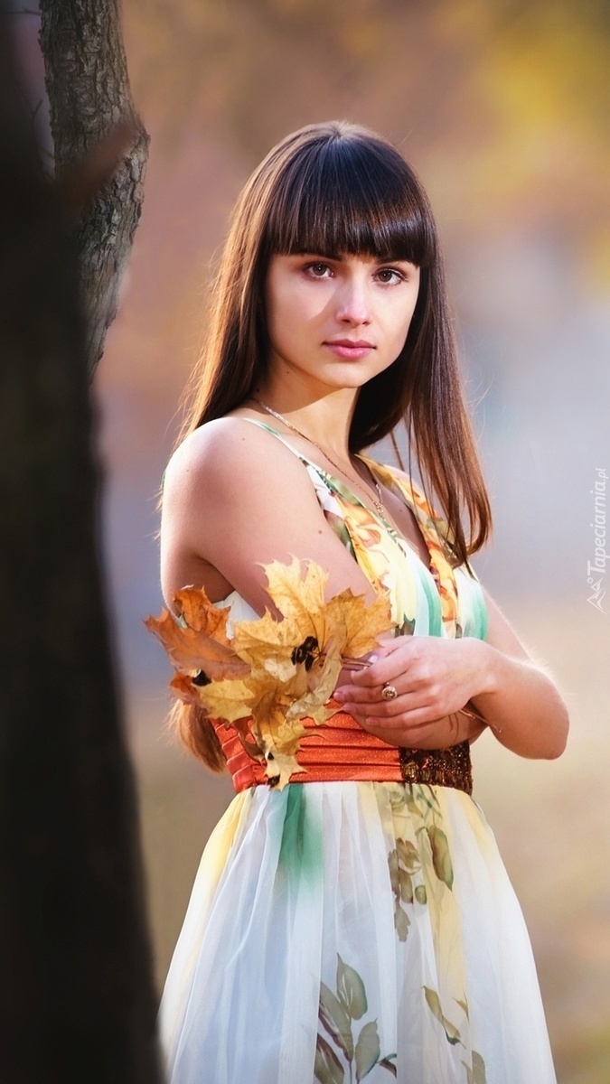 Dziewczyna z bukiecikiem jesiennych liści