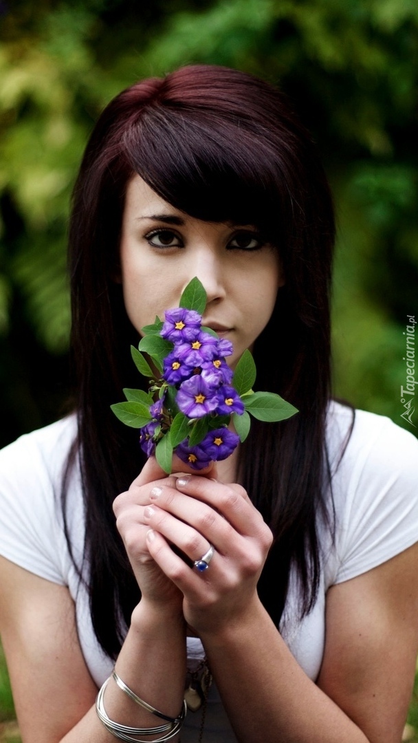 Dziewczyna z bukiecikiem kwiatów