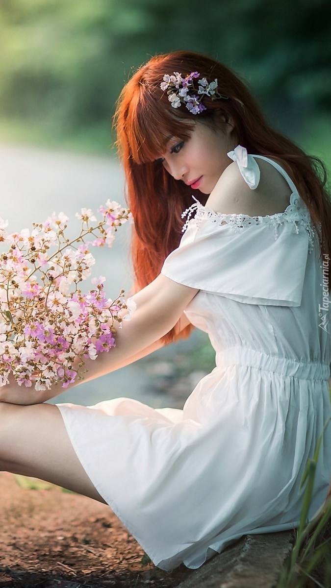 Dziewczyna z bukietem kwiatów