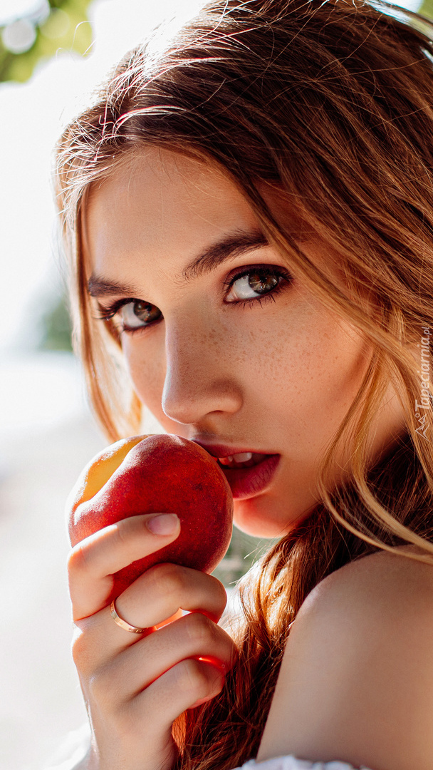 Dziewczyna z jabłkiem