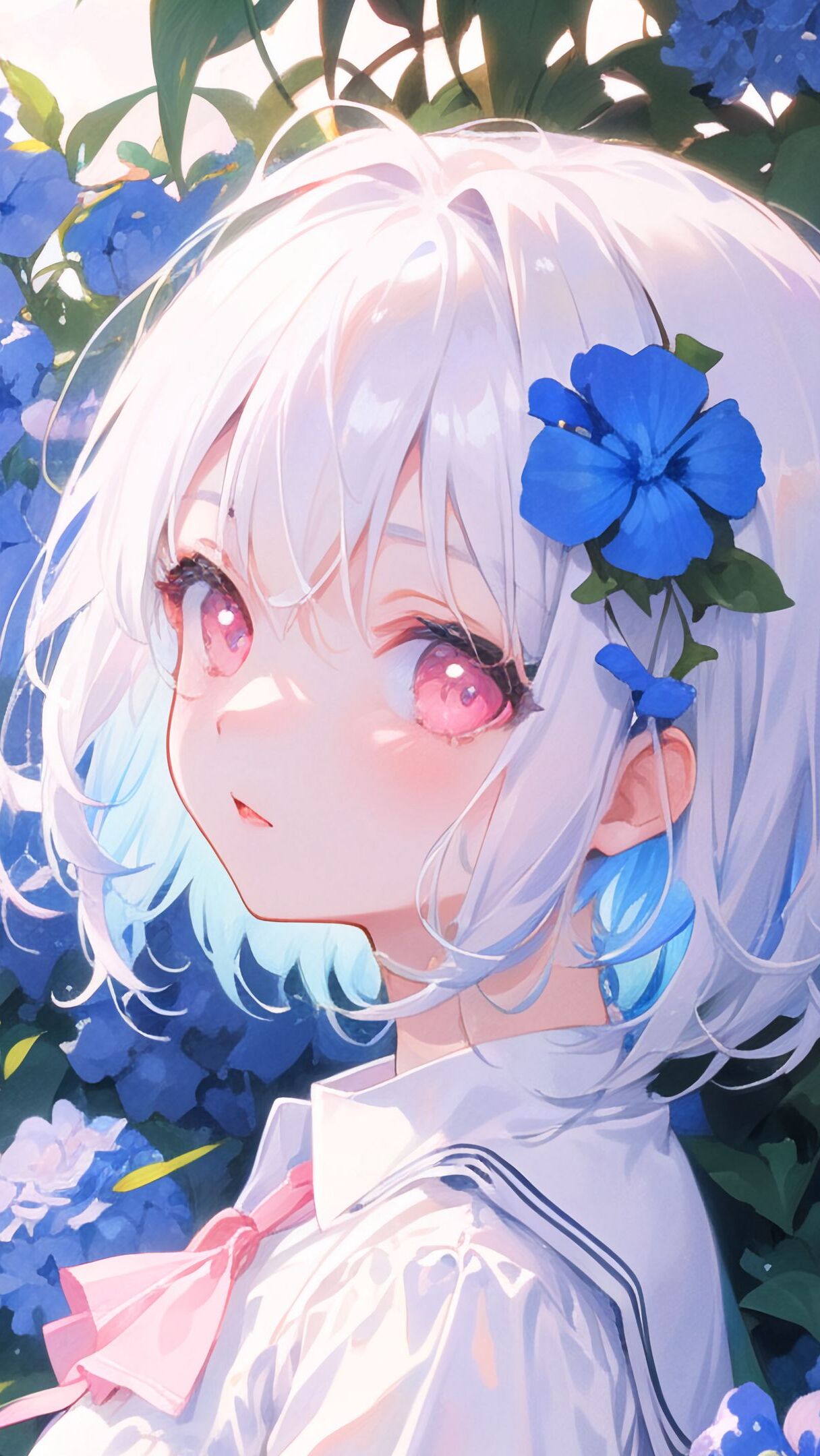 Dziewczyna z niebieskim kwiatem we włosach