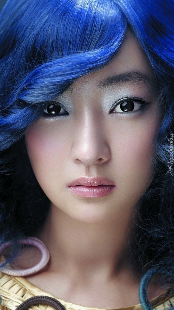 Dziewczyna z niebieskimi włosami
