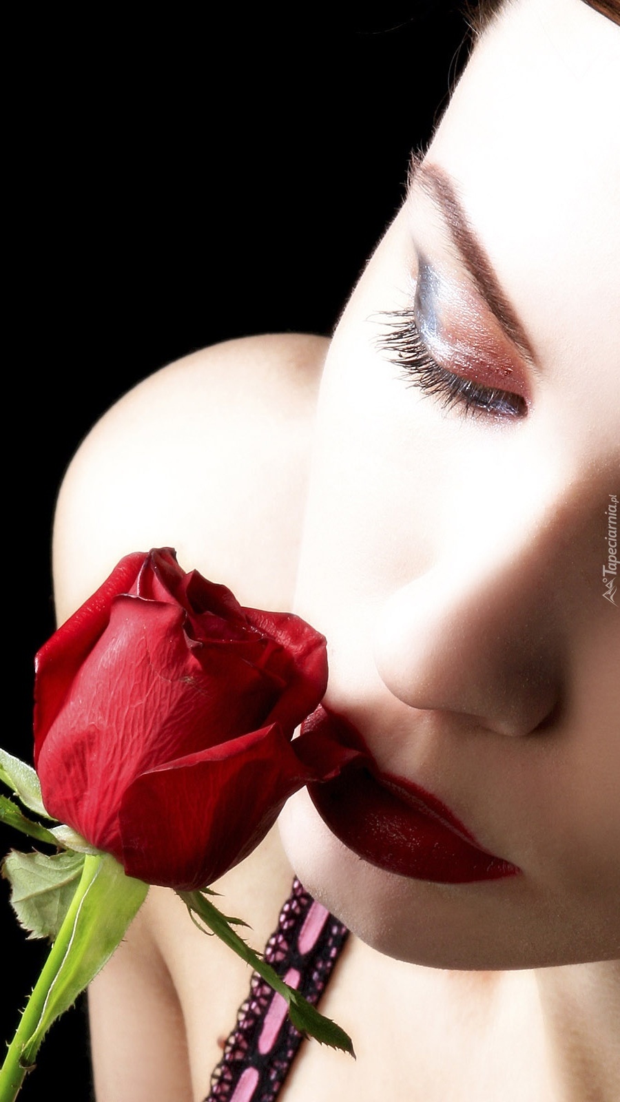 Dziewczyna z różą przy ustach