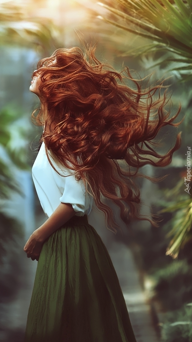 Dziewczyna z rozwianymi rudymi włosami