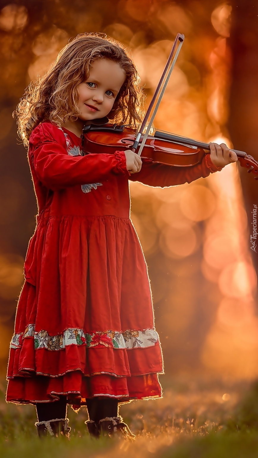 Dziewczynka grająca na skrzypcach
