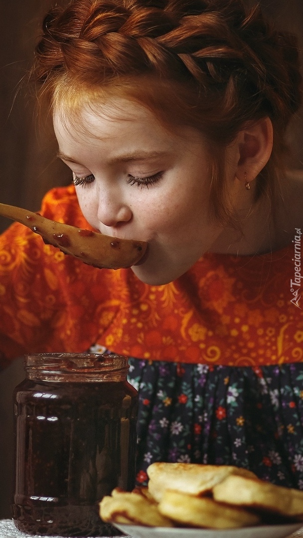 Dziewczynka jedząca powidła