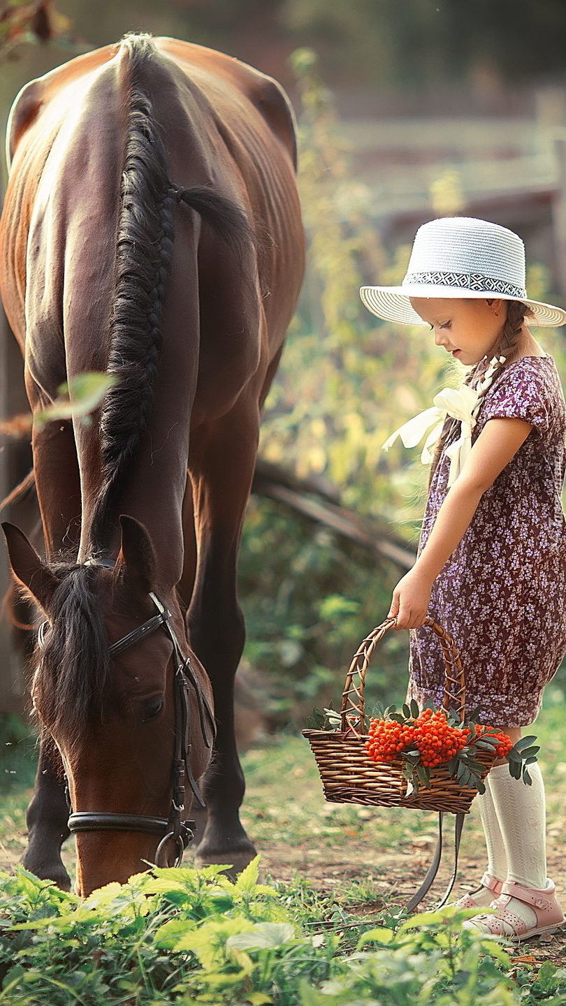 Dziewczynka obok konia