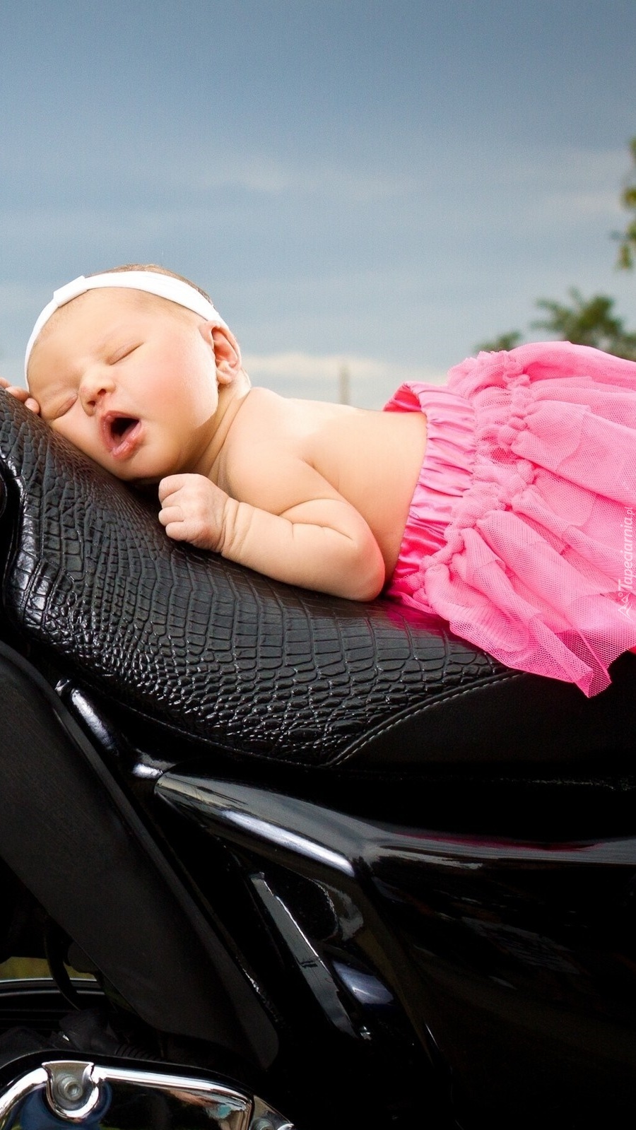 Dziewczynka śpiąca na motorze