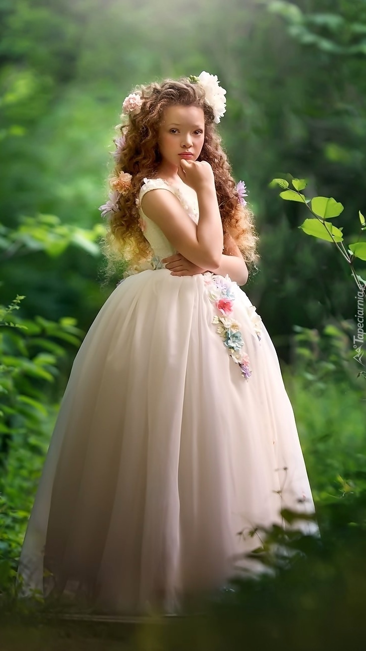 Dziewczynka w balowej sukni w lesie
