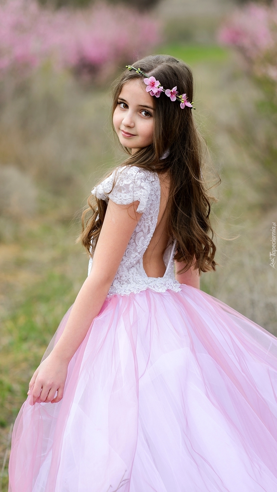 Dziewczynka w różowej sukience