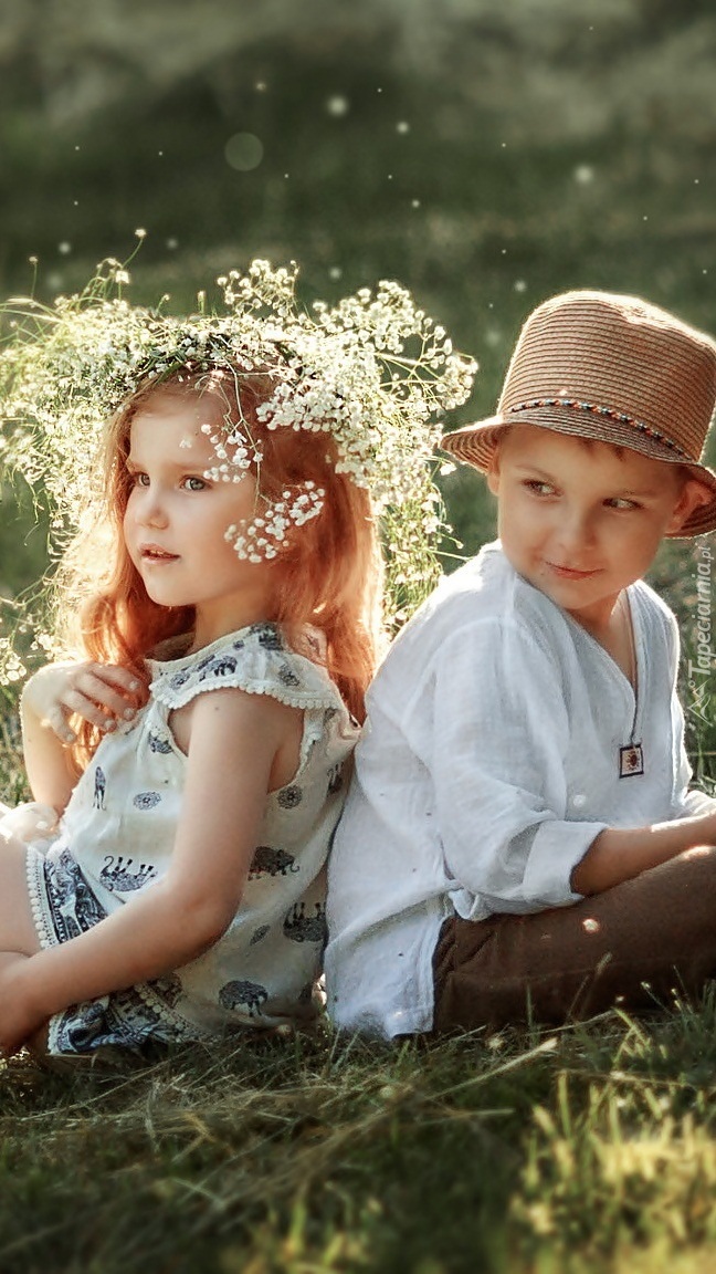 Dziewczynka w wianku i chłopiec w kapeluszu