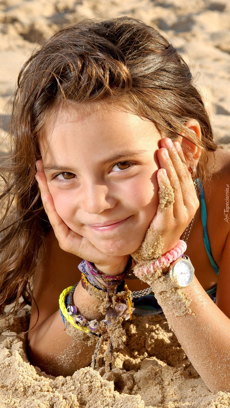 Dziewczynka z bransoletkami na piasku