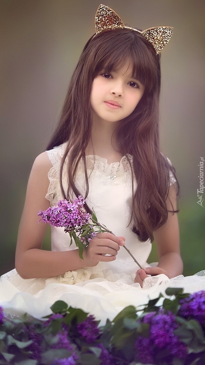 Dziewczynka z gałązką fioletowego bzu