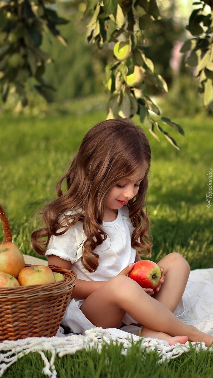 Dziewczynka z jabłkiem na kocyku