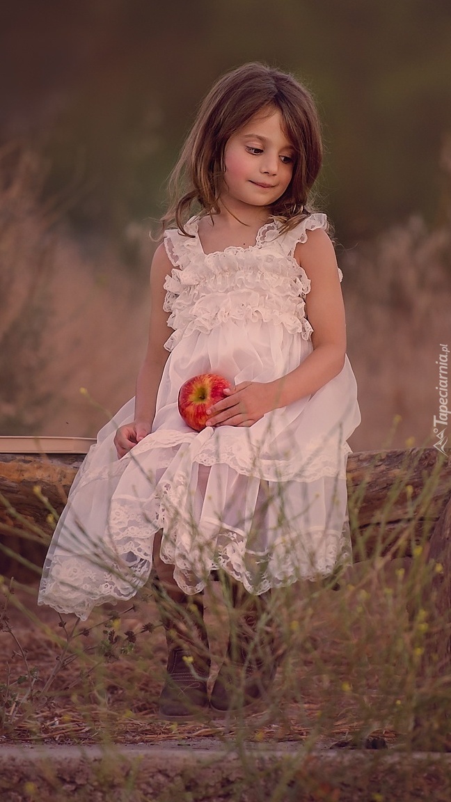 Dziewczynka z jabłkiem na ławce
