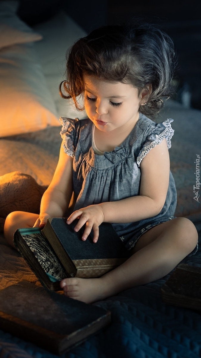 Dziewczynka z książkami
