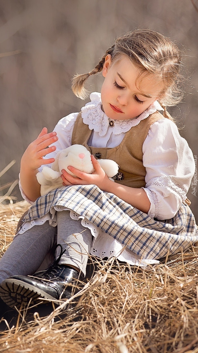 Dziewczynka z pluszowym króliczkiem