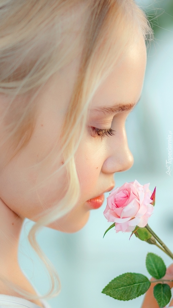 Dziewczynka z różą