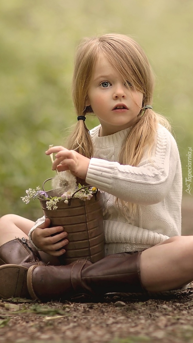 Dziewczynka z wiaderkiem kwiatów