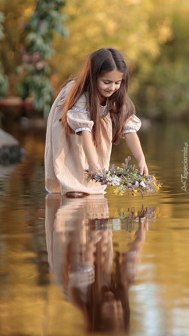 Dziewczynka z wiankiem w rzece