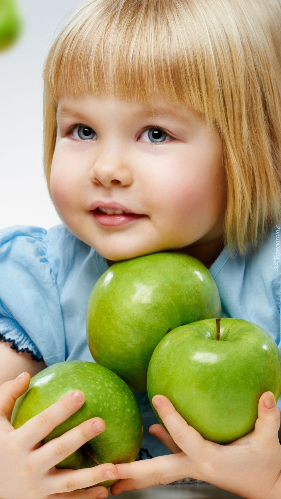 Dziewczynka z zielonymi jabłkami