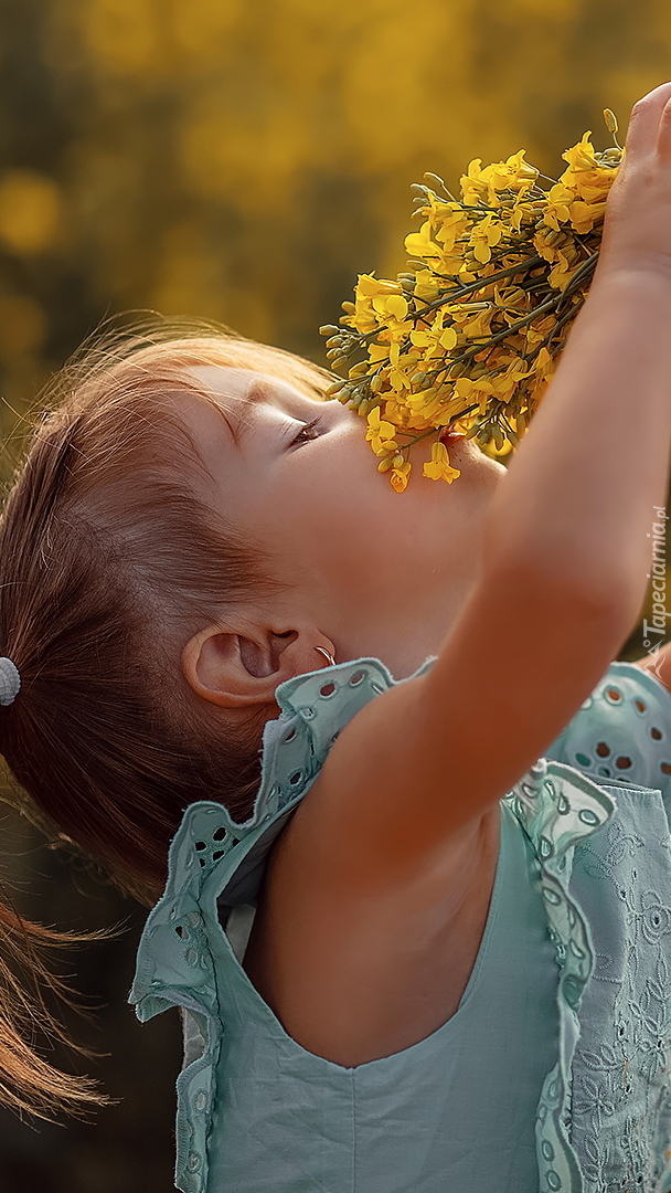 Dziewczynka z żółtymi kwiatkami