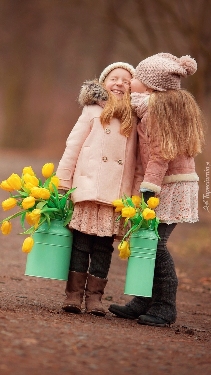 Dziewczynki z żółtymi tulipanami