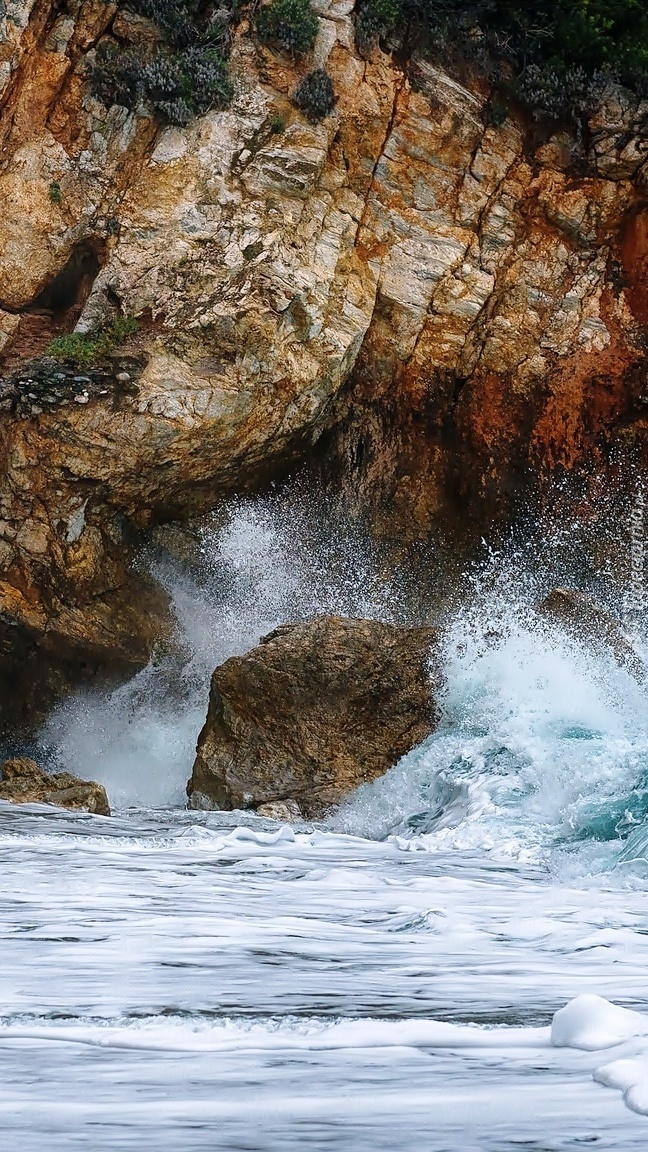 Fale morskie bijące o skały