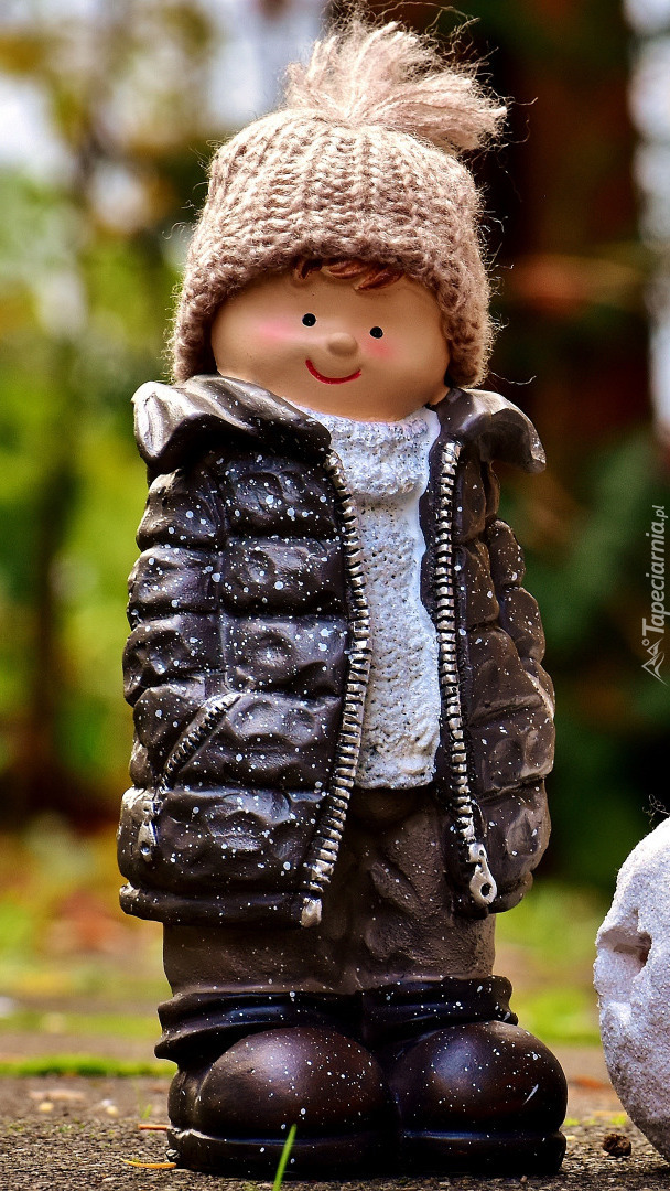 Figurka chłopczyka w kurtce i czapce