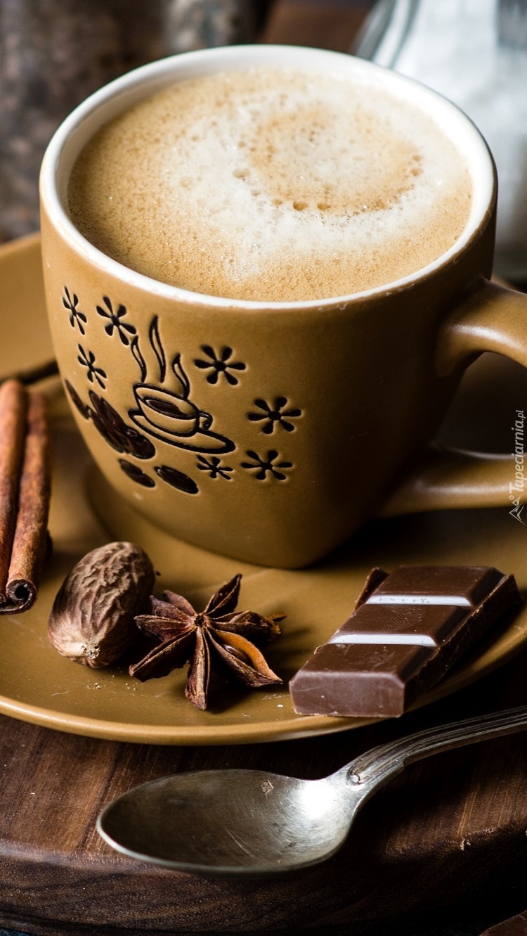 Filiżanka kawy z wanilią cynamonem i czekoladą
