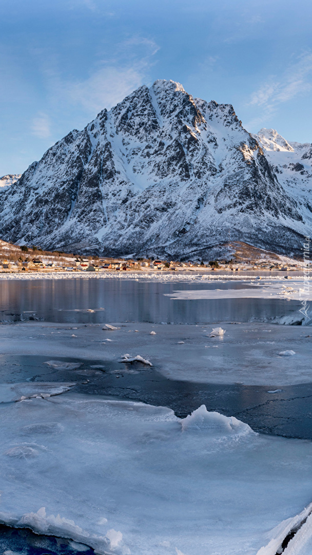 Fiord Austnesfjorden zimą