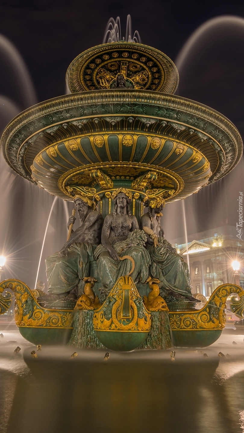 Fontanna z rzeźbami na placu w Paryżu