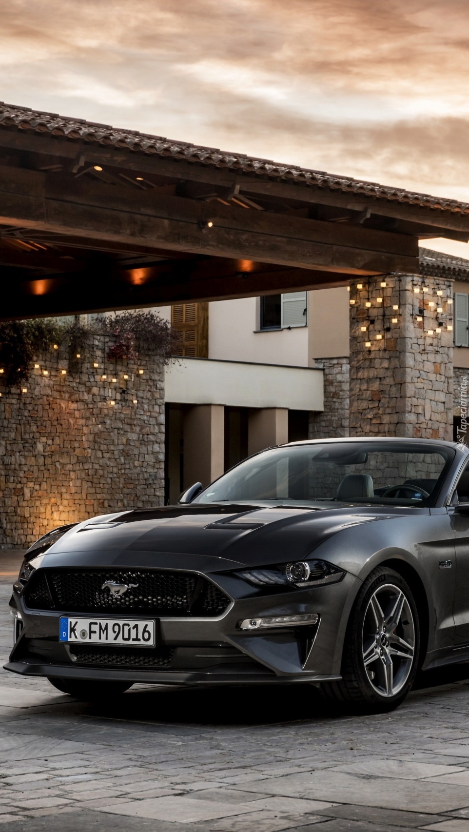 Ford Mustang GT przed domem