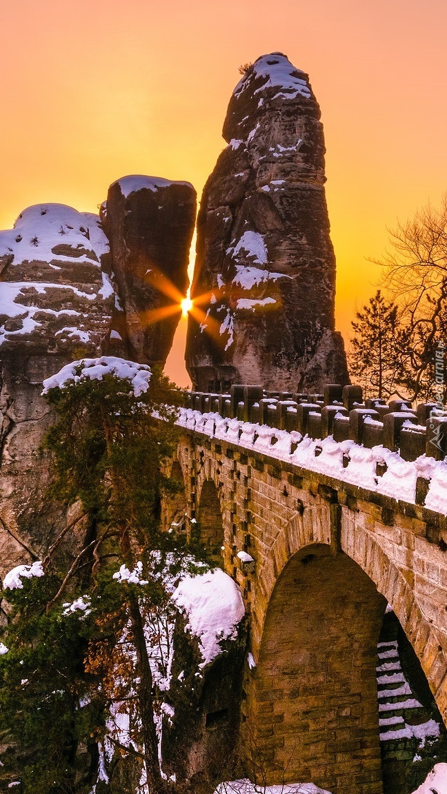 Formacja Bastei w zimowym słońcu