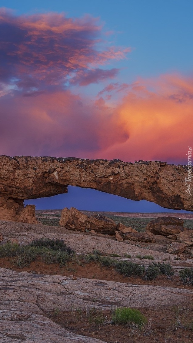 Formacja skalna Sunset Arch o zachodzie słońca