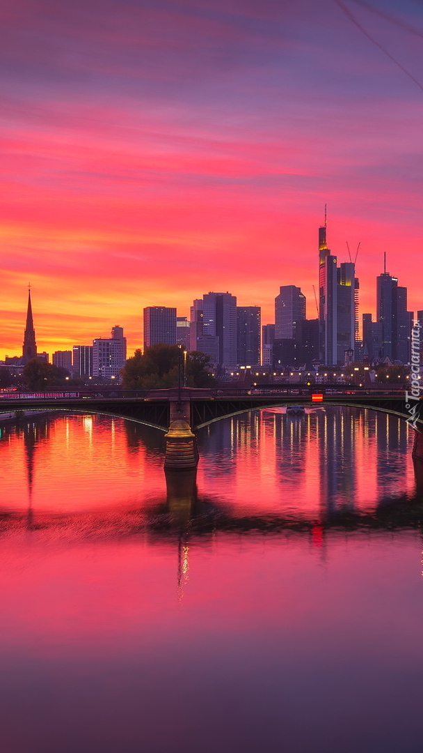 Frankfurt nad Menem w zachodzącym słońcu